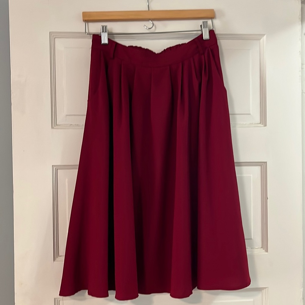 ModCloth Breathtaking Tiger Lilies skirt in burgundy with pockets - size M